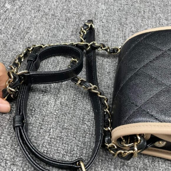 100% Authentic CHANEL Leather Shoulder Bag - Picture 11 of 15